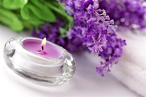 薰衣草精油適合敏感肌嗎 薰衣草精油適合什么皮膚 薰衣草精油適合敏感肌嗎 薰衣草精油適合什么皮膚