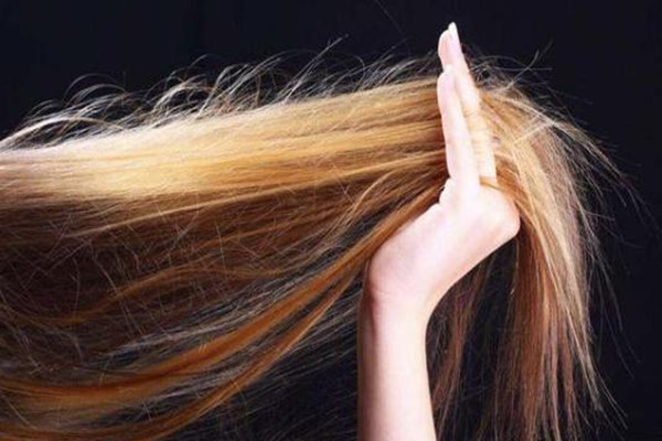 頭發(fā)干枯是怎么回事 頭發(fā)干枯要怎么辦 頭發(fā)干枯是怎么回事 頭發(fā)干枯要怎么辦