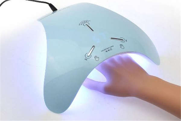 美甲燈照不干怎么回事 美甲燈一般照多久 美甲燈照不干怎么回事 美甲燈一般照多久