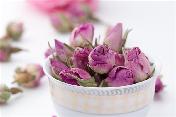 玫瑰精油會(huì)導(dǎo)致皮膚變黑嗎 ?玫瑰精油怎么使用效果最好 玫瑰精油會(huì)導(dǎo)致皮膚變黑嗎 ?玫瑰精油怎么使用效果最好