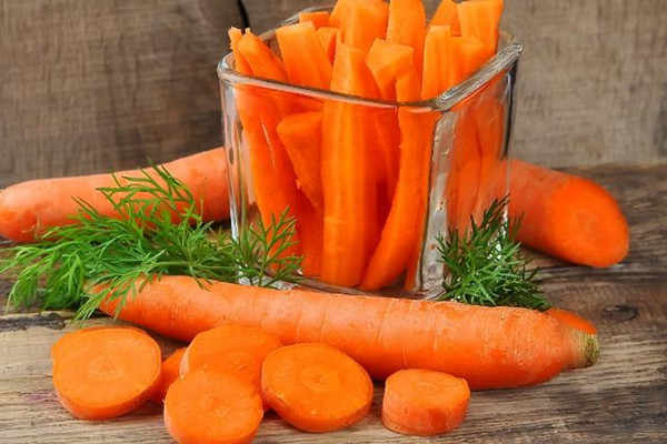 胡蘿卜有什么營(yíng)養(yǎng)價(jià)值 胡蘿卜會(huì)讓皮膚變黃嗎 胡蘿卜有什么營(yíng)養(yǎng)價(jià)值 胡蘿卜會(huì)讓皮膚變黃嗎