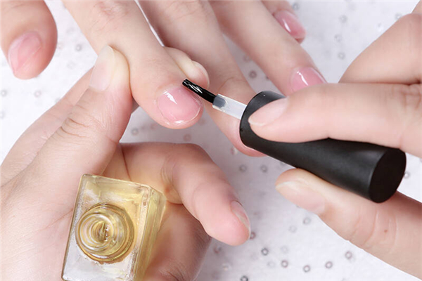 指甲營養(yǎng)油的正確使用方法 指甲營養(yǎng)油什么時候涂 指甲營養(yǎng)油的正確使用方法 指甲營養(yǎng)油什么時候涂