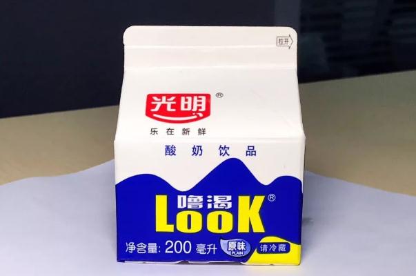 光明酸奶的功效與作用 光明?？仕崮痰暮锰幱惺裁?></p><h3>光明酸奶孕婦可以喝嗎</h3><p>懷孕后是可以適當(dāng)喝酸奶的，酸奶在營養(yǎng)價(jià)值上不僅和鮮牛奶一樣，而且易于消化吸收，酸奶中的乳酸菌進(jìn)入腸道后可抑制腐敗菌的繁殖，減少腐敗菌在腸道中產(chǎn)生毒素而起到保健作用，同時(shí)還可使人體增加維生素b族。如果孕婦在妊娠初期反應(yīng)較大，而且反酸，說明胃酸多，這時(shí)不宜喝酸奶。酸奶是牛奶經(jīng)過乳酸菌發(fā)酵制成的，含有豐富的蛋白質(zhì)、多種維生素和微量元素，能夠潤腸通便。</p>		</div>
<div align=