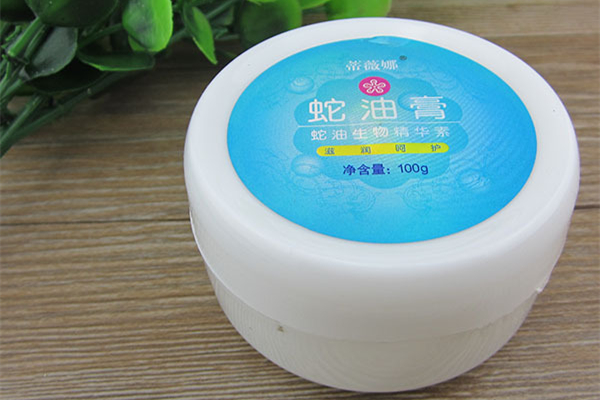 蛇油膏可以涂嘴唇嗎 蛇油膏一次抹多少呢 蛇油膏可以涂嘴唇嗎 蛇油膏一次抹多少呢