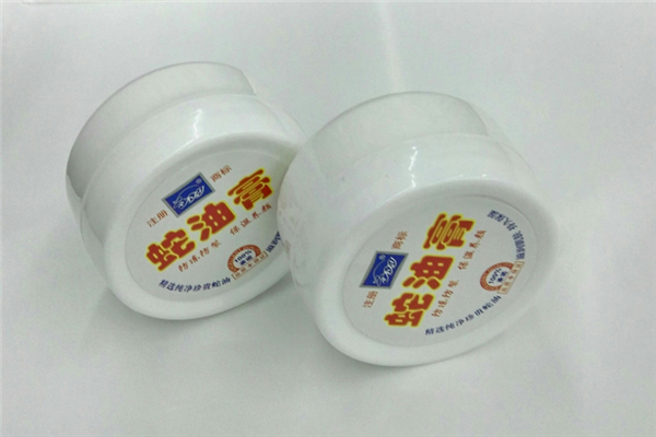 蛇油膏可以涂嘴唇嗎 蛇油膏一次抹多少呢 蛇油膏可以涂嘴唇嗎 蛇油膏一次抹多少呢