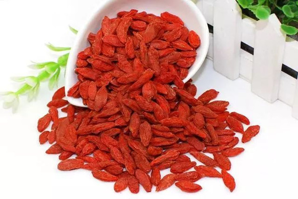 枸杞子能直接吃嗎 枸杞子泡水喝上火嗎 枸杞子能直接吃嗎 枸杞子泡水喝上火嗎