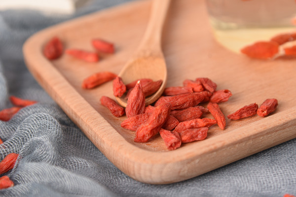 枸杞子可以泡酒嗎 枸杞子泡酒的作用與功效 枸杞子可以泡酒嗎 枸杞子泡酒的作用與功效