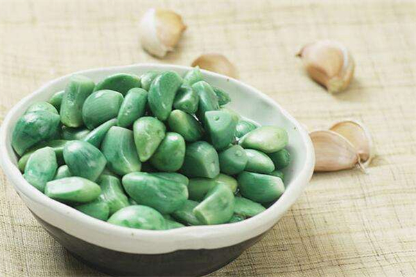 臘八蒜泡多久可以吃 臘八蒜放糖嗎 臘八蒜泡多久可以吃 臘八蒜放糖嗎