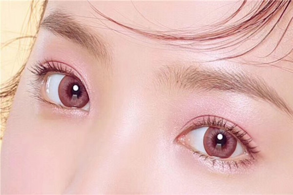 美瞳會(huì)讓眼睛看起來(lái)變大嗎 美瞳會(huì)不會(huì)滑到眼球后面