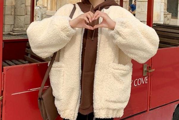 羊羔毛外套有折痕怎么辦 羊羔毛的衣服可以熨燙嗎 羊羔毛外套有折痕怎么辦 羊羔毛的衣服可以熨燙嗎