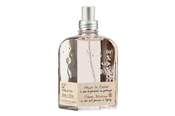 香水可以噴頭發(fā)上嗎 香水可以疊加噴嗎 香水可以噴頭發(fā)上嗎 香水可以疊加噴嗎