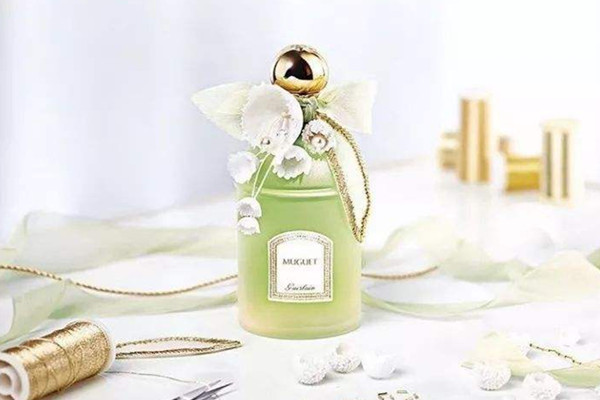 香水的前中后調(diào)是什么意思 香水的前中后調(diào)一般時(shí)間是多久 香水的前中后調(diào)是什么意思 香水的前中后調(diào)一般時(shí)間是多久