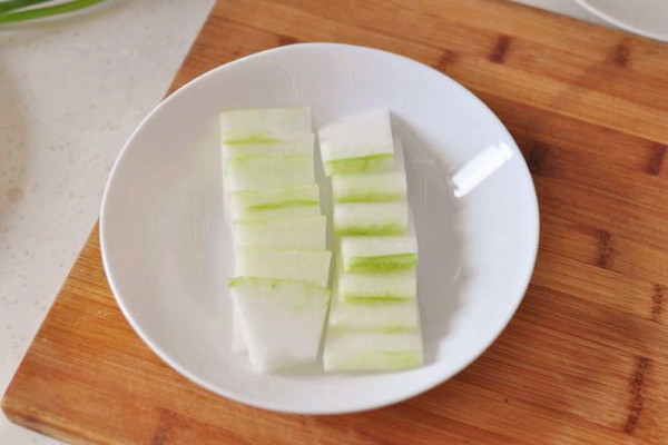 冬瓜的營養(yǎng)價(jià)值 冬瓜可以降血壓嗎 冬瓜的營養(yǎng)價(jià)值 冬瓜可以降血壓嗎