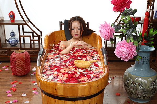 泡澡的時候可以喝酒嗎 泡澡前要吃東西嗎 泡澡的時候可以喝酒嗎 泡澡前要吃東西嗎