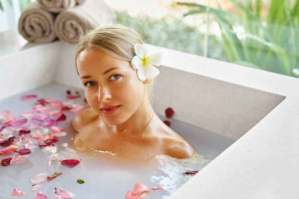 泡澡的時候可以喝酒嗎 泡澡前要吃東西嗎 泡澡的時候可以喝酒嗎 泡澡前要吃東西嗎