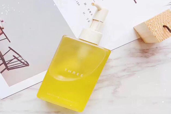 卸妝油能天天用嗎 卸妝油悶痘是什么原因 卸妝油能天天用嗎 卸妝油悶痘是什么原因