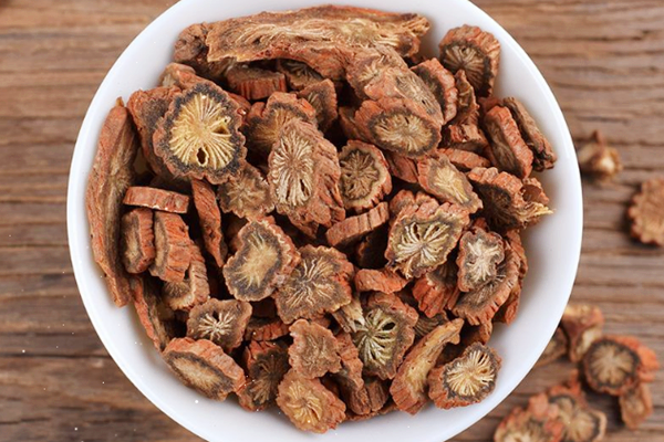 丹參泡水喝一次放多少 丹參泡水可以空腹喝嗎 丹參泡水喝一次放多少 丹參泡水可以空腹喝嗎