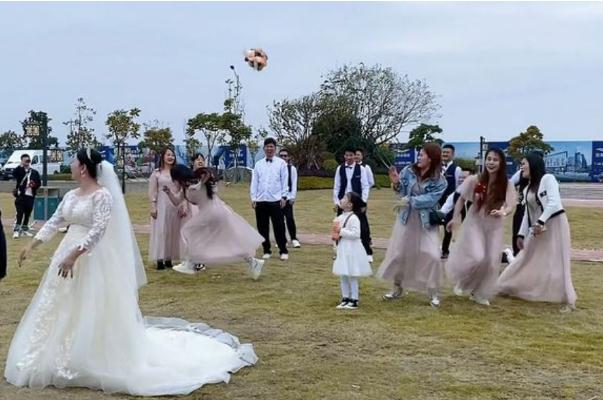 結(jié)婚扔捧花什么意思 新娘扔捧花瞬間6位伴娘都避開 結(jié)婚扔捧花什么意思 新娘扔捧花瞬間6位伴娘都避開