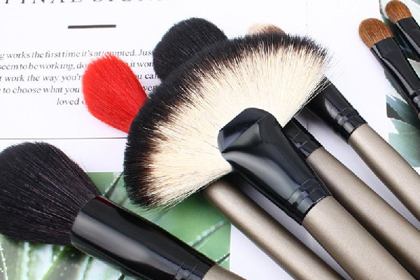 化妝刷可以用卸妝水清洗嗎 化妝刷洗完怎么晾干 化妝刷可以用卸妝水清洗嗎 化妝刷洗完怎么晾干