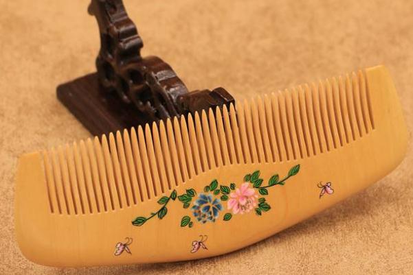 木梳子梳頭可以防止脫發(fā)嗎 木梳子梳頭為什么有靜電 木梳子梳頭可以防止脫發(fā)嗎 木梳子梳頭為什么有靜電