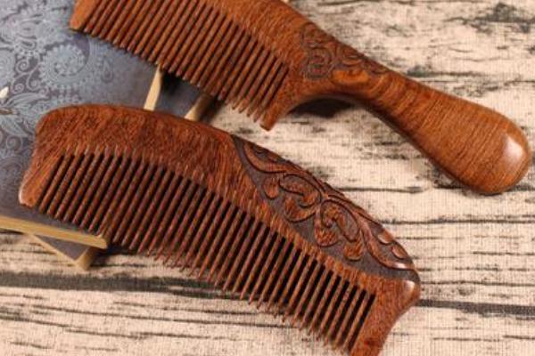 木梳子梳頭可以防止脫發(fā)嗎 木梳子梳頭為什么有靜電 木梳子梳頭可以防止脫發(fā)嗎 木梳子梳頭為什么有靜電