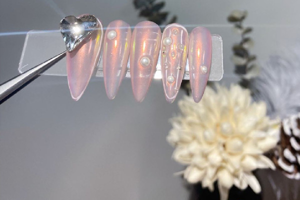 穿戴甲和美甲哪個傷害小 穿戴甲和美甲的區(qū)別 穿戴甲和美甲哪個傷害小 穿戴甲和美甲的區(qū)別