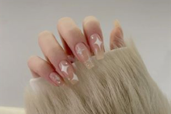 穿戴甲和美甲哪個傷害小 穿戴甲和美甲的區(qū)別 穿戴甲和美甲哪個傷害小 穿戴甲和美甲的區(qū)別