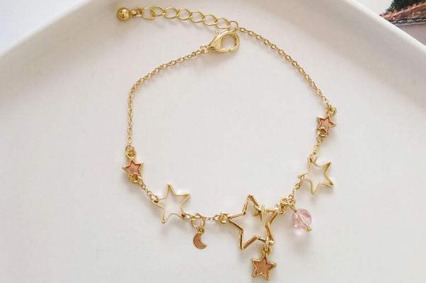 手鏈?zhǔn)裁磁谱颖容^好 手鏈戴哪個(gè)手比較好