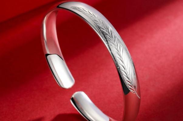 銀手鐲變黑是什么原因 銀手鐲變黑怎么清洗 銀手鐲變黑是什么原因 銀手鐲變黑怎么清洗