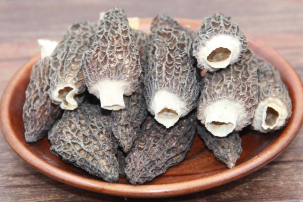 羊肚菌要泡多久才能煮 羊肚菌有白色是發(fā)霉嗎 羊肚菌要泡多久才能煮 羊肚菌有白色是發(fā)霉嗎