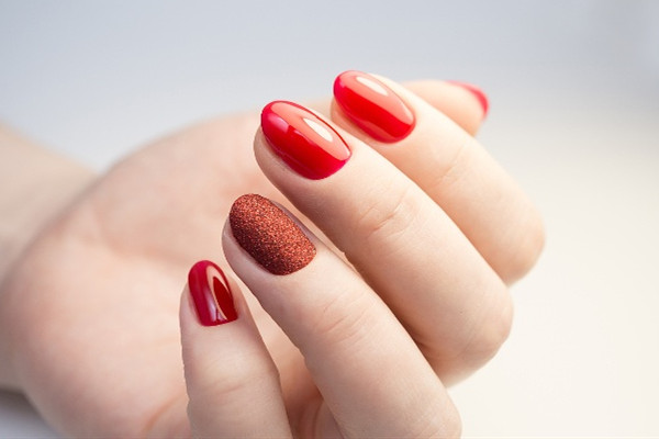 指甲油不涂底油會(huì)怎么樣 指甲油要等底油干了在涂嗎 指甲油不涂底油會(huì)怎么樣 指甲油要等底油干了在涂嗎