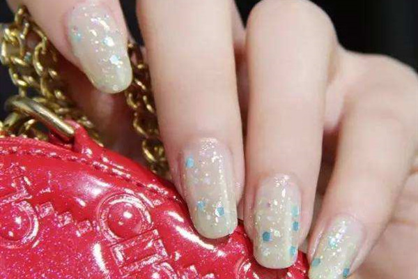 指甲油不涂底油會(huì)怎么樣 指甲油要等底油干了在涂嗎 指甲油不涂底油會(huì)怎么樣 指甲油要等底油干了在涂嗎