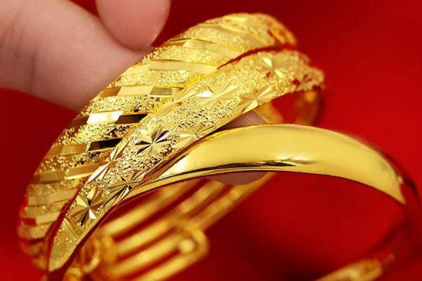 金手鐲是千足金還是萬足金 金手鐲是空心的么 金手鐲是千足金還是萬足金 金手鐲是空心的么