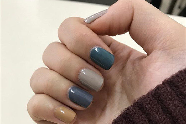 指甲油不涂底油會(huì)怎么樣 指甲油要等底油干了在涂嗎 指甲油不涂底油會(huì)怎么樣 指甲油要等底油干了在涂嗎