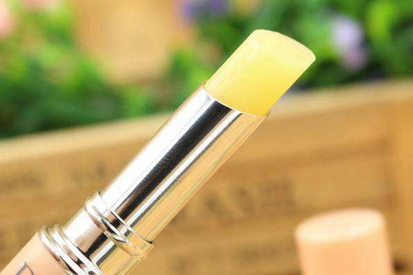 潤唇膏能每天涂嗎 潤唇膏每天涂好嗎 潤唇膏能每天涂嗎 潤唇膏每天涂好嗎