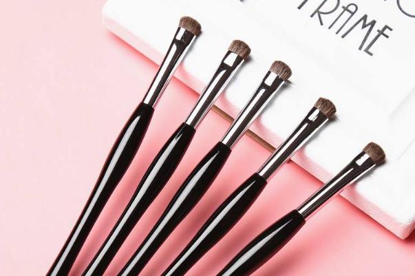 眼影刷是動(dòng)物毛好還是人造纖維好 新買的眼影刷要洗了再用嗎