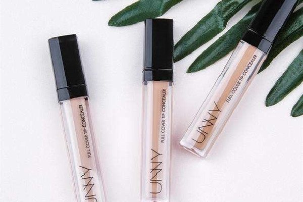 遮瑕液和粉底哪個先用 遮瑕液在化妝的哪個步驟 遮瑕液和粉底哪個先用 遮瑕液在化妝的哪個步驟