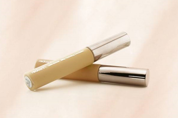 遮瑕液和粉底哪個先用 遮瑕液在化妝的哪個步驟 遮瑕液和粉底哪個先用 遮瑕液在化妝的哪個步驟