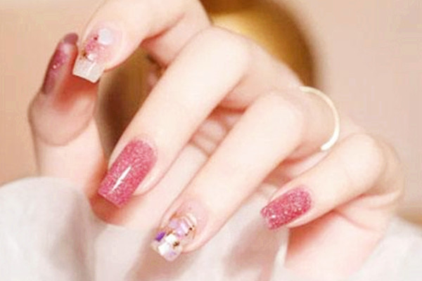 美甲做完總是翹邊是怎么了 美甲翹邊了怎么補(bǔ)救 美甲做完總是翹邊是怎么了 美甲翹邊了怎么補(bǔ)救