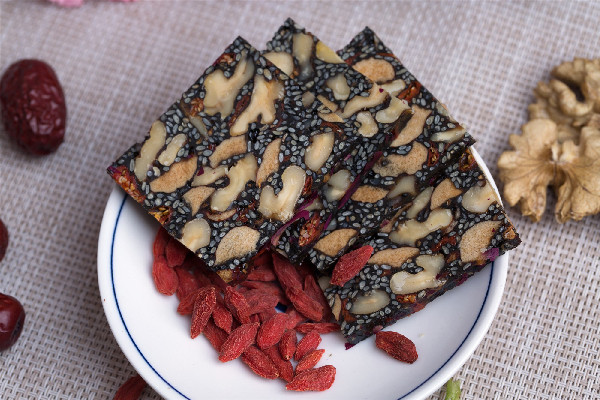 桃花姬阿膠糕適合老人吃嗎 桃花姬阿膠糕可以補(bǔ)氣血嗎 桃花姬阿膠糕適合老人吃嗎 桃花姬阿膠糕可以補(bǔ)氣血嗎