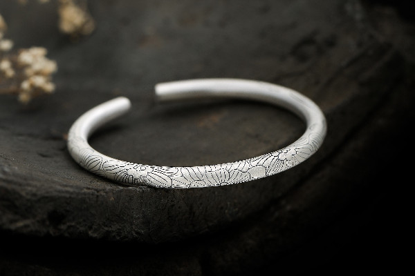 銀飾是不是越戴越亮 銀飾怎么戴不會變黑 銀飾是不是越戴越亮 銀飾怎么戴不會變黑