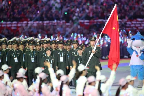 開幕式上的護旗手落淚了 護旗手是干什么的