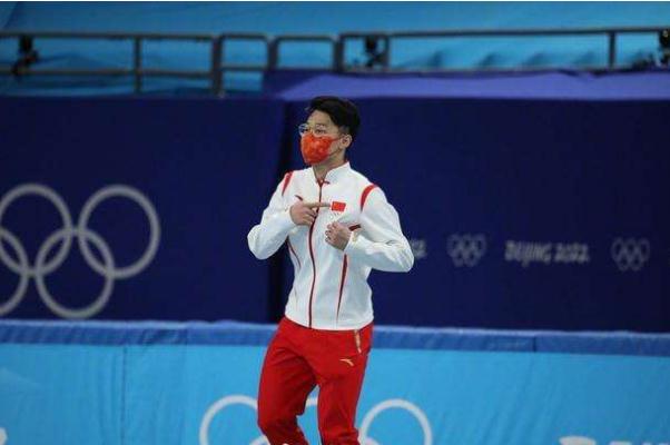 任子威領(lǐng)獎(jiǎng)臺(tái)上手指國(guó)旗太戳了 短道速滑有多危險(xiǎn)