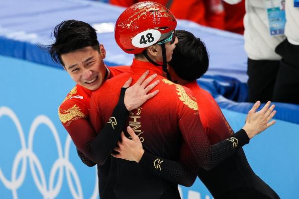 任子威領(lǐng)獎(jiǎng)臺(tái)上手指國(guó)旗太戳了 短道速滑有多危險(xiǎn)