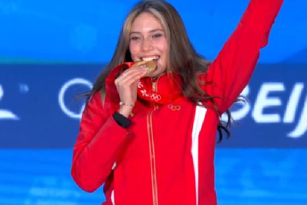 谷愛凌咬住金牌慶祝勝利 大跳臺(tái)滑雪規(guī)則