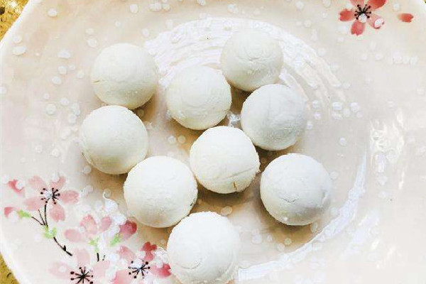湯圓煮不熟還裂開(kāi)了怎么回事 湯圓放久了有裂縫怎么處理 湯圓煮不熟還裂開(kāi)了怎么回事 湯圓放久了有裂縫怎么處理