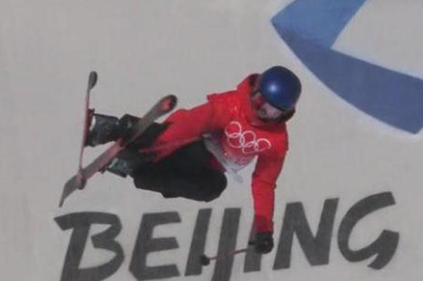 谷愛凌輕松晉級(jí)U型場(chǎng)地技巧決賽 滑雪過程中為什么要碰旗門