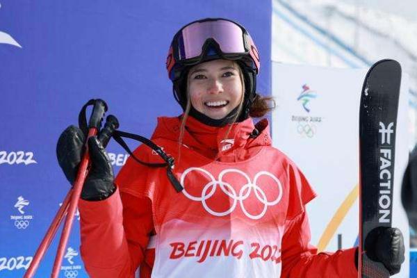 谷愛凌輕松晉級(jí)U型場(chǎng)地技巧決賽 滑雪過程中為什么要碰旗門