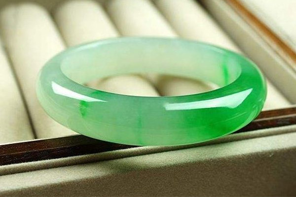 玉鐲子睡覺的時候要摘下來嗎 玉鐲子要一直戴著嗎 玉鐲子睡覺的時候要摘下來嗎 玉鐲子要一直戴著嗎