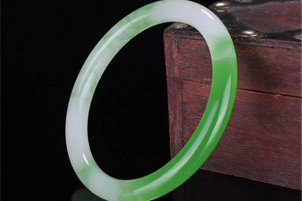 玉鐲子怎么選圈口 玉鐲子圈口小了怎么辦 玉鐲子怎么選圈口 玉鐲子圈口小了怎么辦